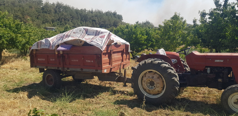 Alevlerin yaklaştığı köyde vatandaş evlerini boşaltıyor! - Resim : 4