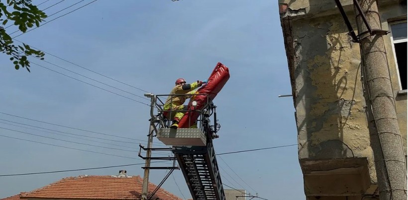 Çatıda güvercin uçururken elektrik akımına kapıldı - Resim : 1