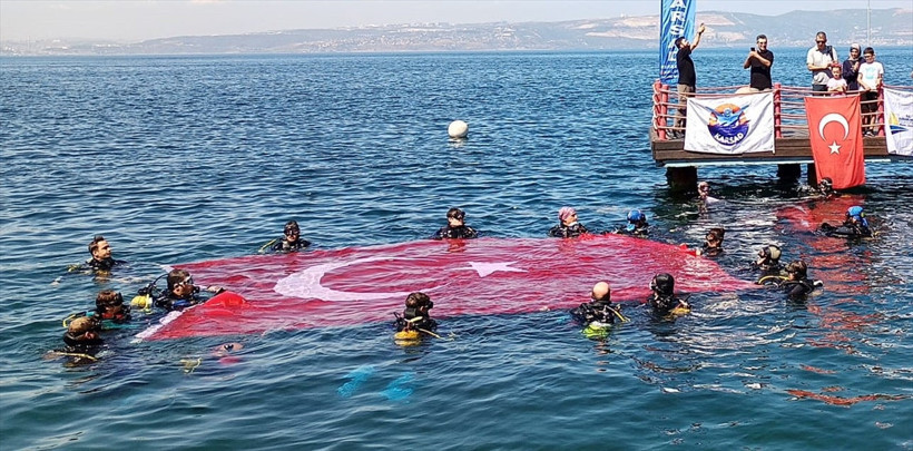 Zafer Bayramı'nı denizde bayrak açarak kutladılar - Resim : 2