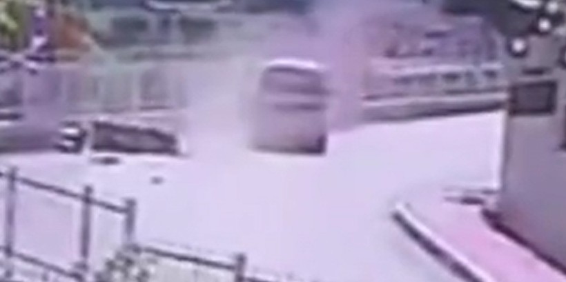 Taksi ile motosiklet kafa kafaya çarpıştı! - Resim : 2