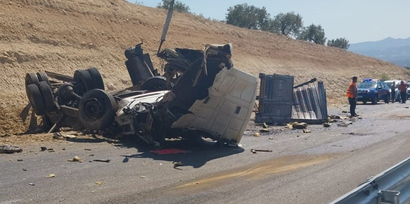 Ölüm virajında korkunç kaza: 3 kişi öldü, 6 kişi yaralandı - Resim : 2