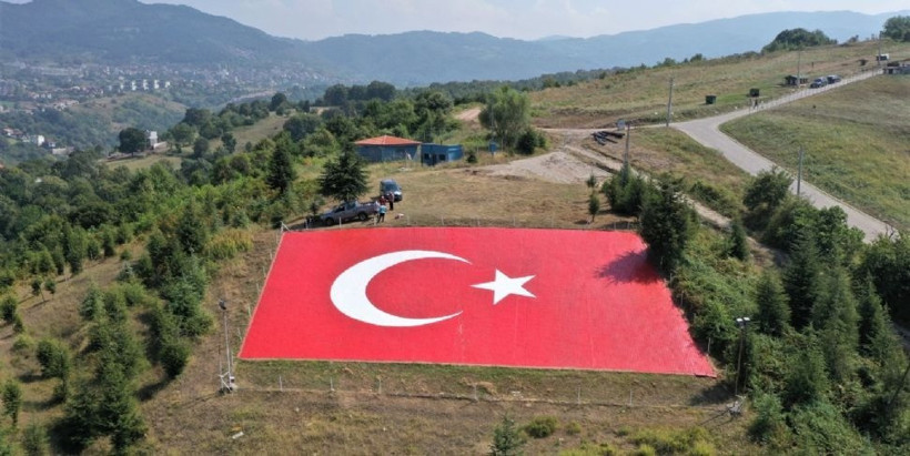 Üzerinde dev Türk Bayrağı var; O arsa satışa çıkartıldı! - Resim : 2