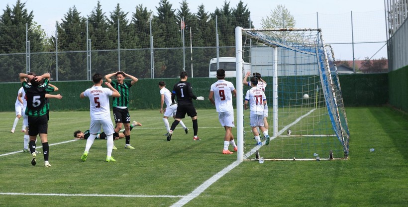 Kocaelispor - Mustafakemalpaşaspor maçının fotoğrafları - Resim: 42