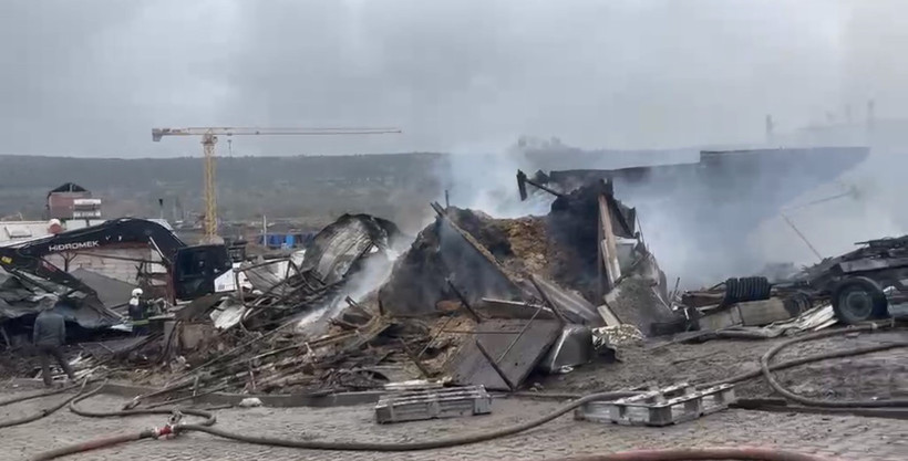 Ahırda çıkan yangında yüzlerce hayvan telef oldu! - Resim : 3