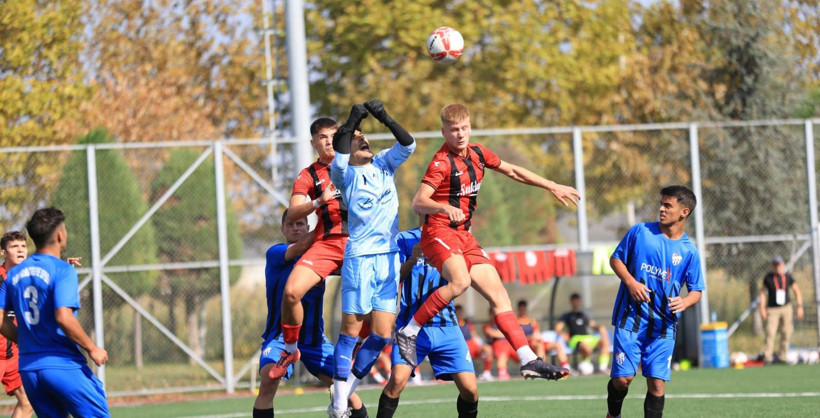 Gölcükspor U-19’u tutabilene aşk olsun! “3-1” - Resim : 4