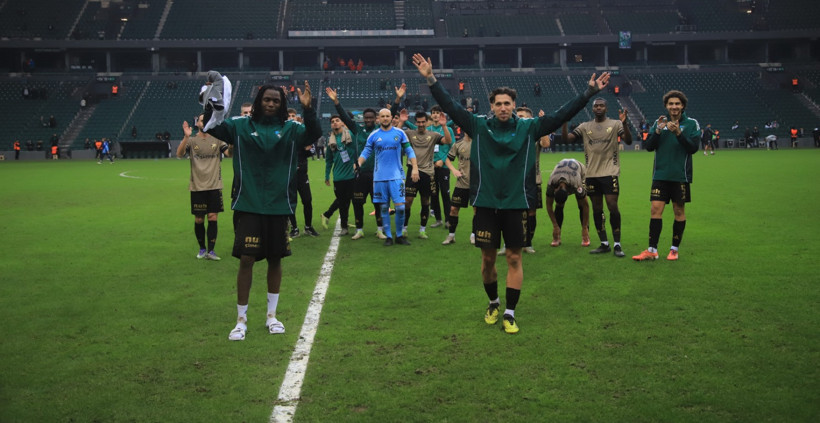 Kocaelispor&rsquo;da yılbaşı &ouml;ncesi teknik kadro ve futbolculara 1&rsquo;er maaş &ouml;deme yapıldı.