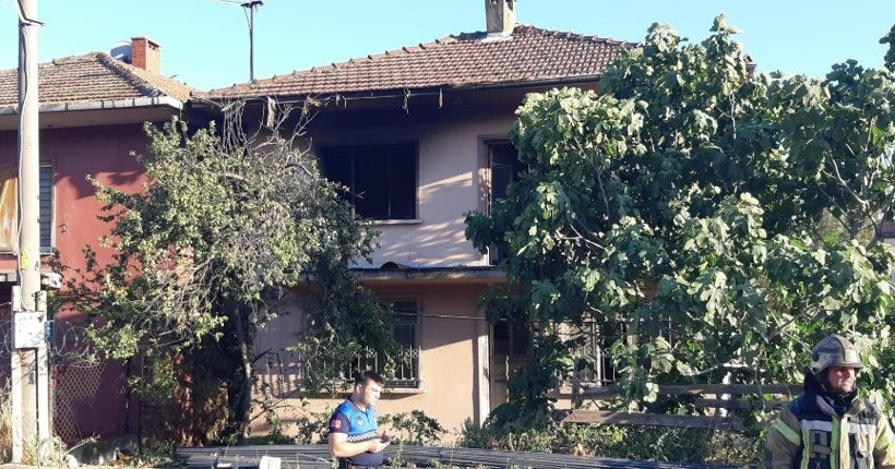 Metruk binayı yakıp kaçtılar - Resim : 3