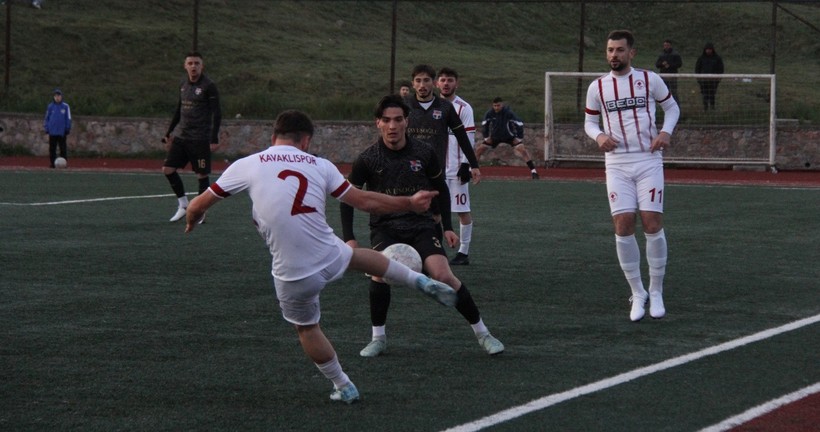 Nabızların çok yükseldiği maçta Derince ile Kavaklı 1-1 berabere kaldı - Resim : 12