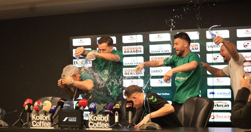 İsmet Taşdemir’den unutamayacağı basın toplantısı! Nasıl ıslandı belli değil! - Resim: 2