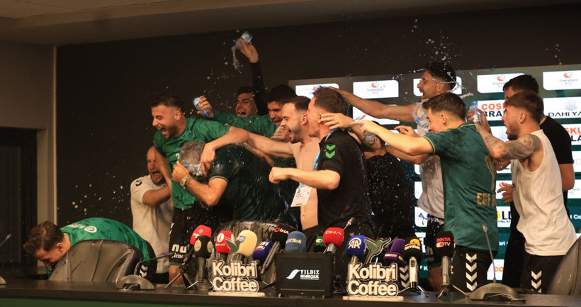 İsmet Taşdemir’den unutamayacağı basın toplantısı! Nasıl ıslandı belli değil! - Resim: 14