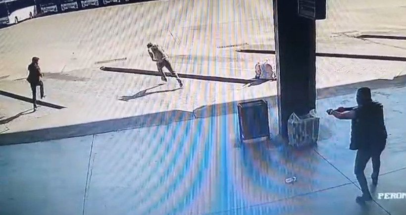 Otogarda rastgele ateş açan şahıs etkisiz hale getirilmişti... Dehşet anları kamerada! - Resim : 1