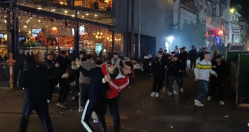 Birbirine giren taraftarlar mahalleyi savaş alanına çevirdi - Resim : 2