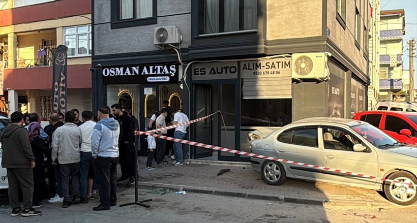 Hafif ticari araç ile otomobil birbirine girdi - Resim : 1