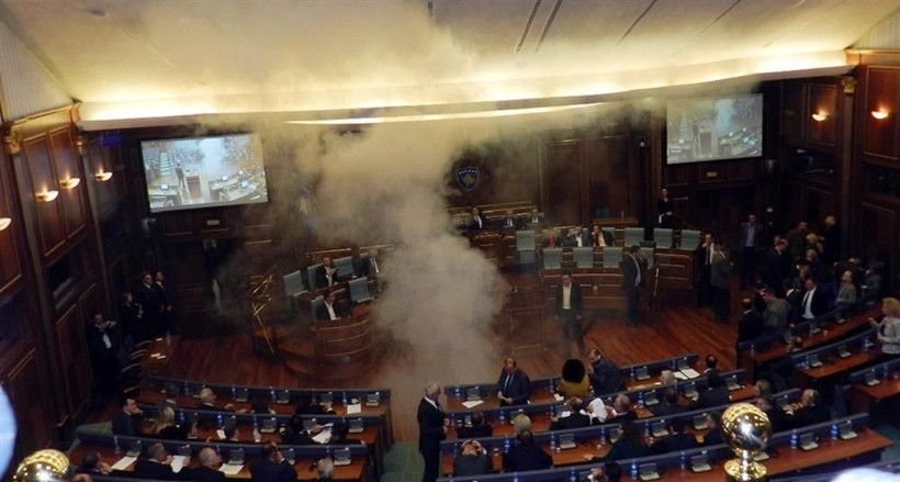 Kosova Meclisi’nde bomba alarmı - Resim: 2
