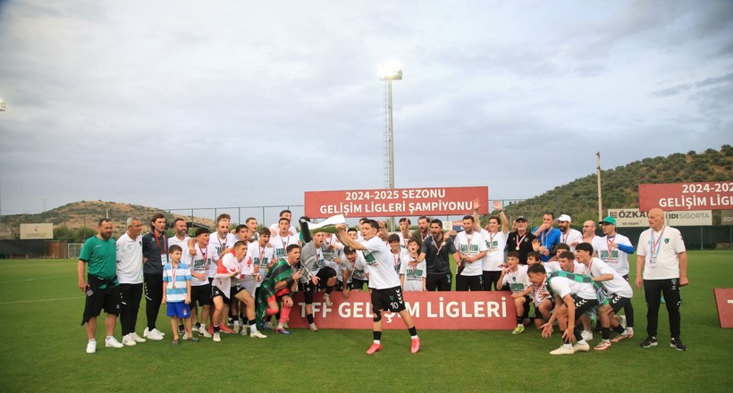 Kocaelispor U-19’da büyük coşku… Şampiyonluk bizim kupa bizim! Foto Galeri - Resim: 30