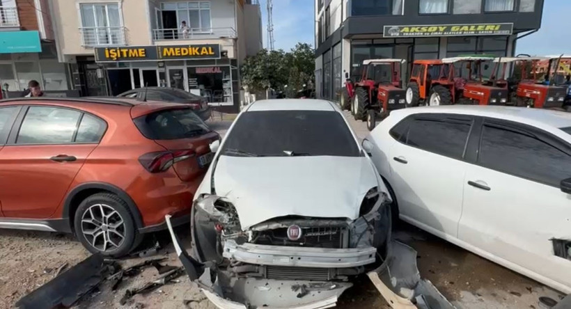 Kontrolden çıkan TIR, park halindeki araçları biçti! - Resim : 2