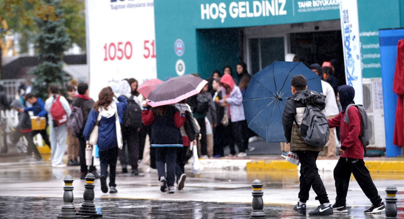 Kitap sevgisi engel tanımıyor... Yağmura aldırış etmediler - Resim: 4