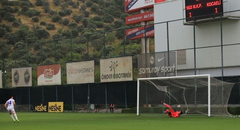 Kocaelispor - Mustafakemalpaşa U-19 maçının penaltı heyecanı Foto Galeri - Resim: 2
