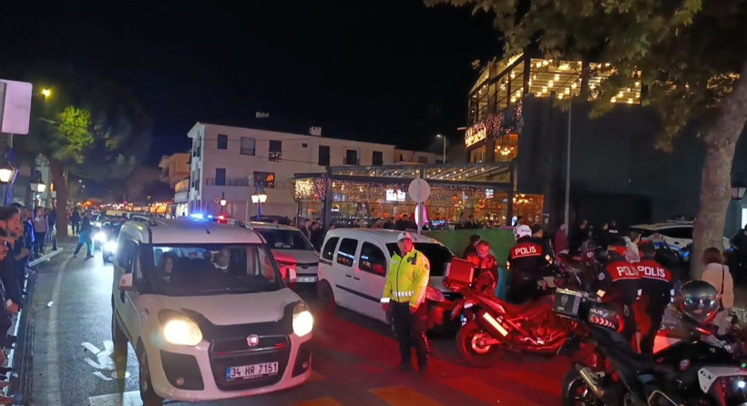 Birbirine giren taraftarlar mahalleyi savaş alanına çevirdi - Resim : 1