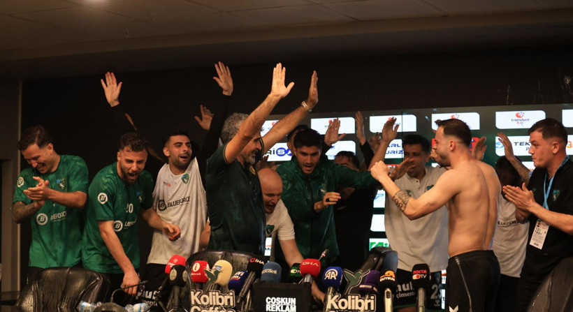 İsmet Taşdemir’den unutamayacağı basın toplantısı! Nasıl ıslandı belli değil! - Resim: 45