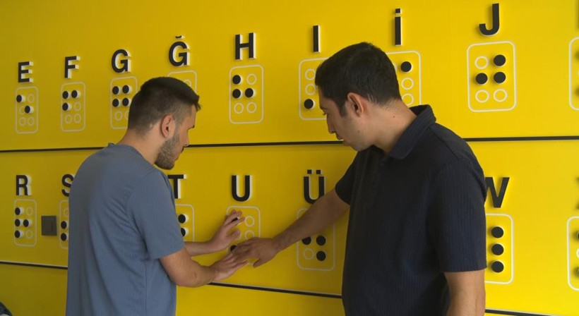 Görme engelli eğitmenden çağrı: Sarı çizgilerimizi işgal etmeyin - Resim : 3