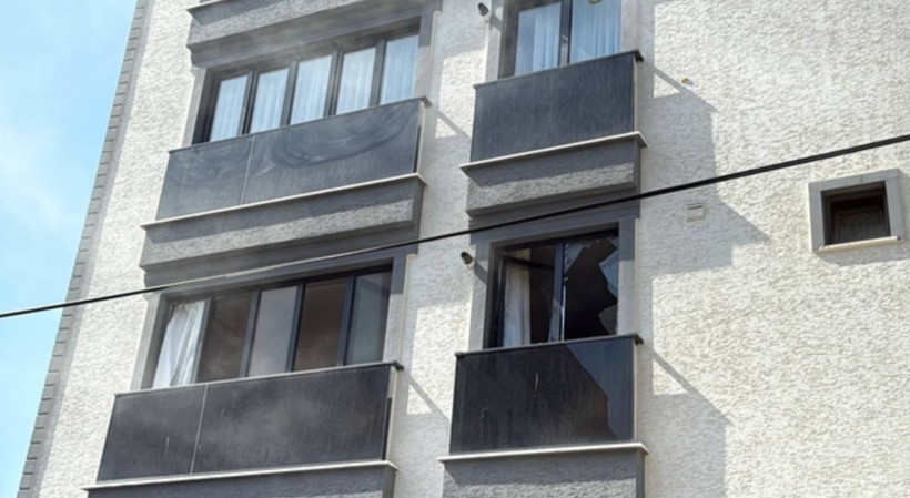 Apartman dairesinde çıkan yangın çevrede hasara sebep oldu! - Resim : 1