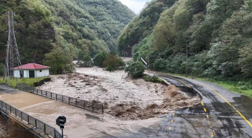 Dereler taştı, yollar kapandı: Karadeniz'i sel vurdu! - Resim : 1