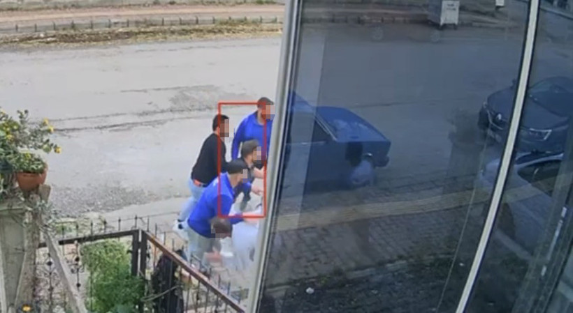 Çiçeklere çamaşır suyu dökme kavgası! - Resim : 3