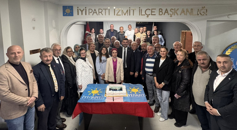 İYİ Parti İzmit İlçe Teşkilatı'nda partinin 8. kuruluş yıldönümü kutlandı - Resim : 2