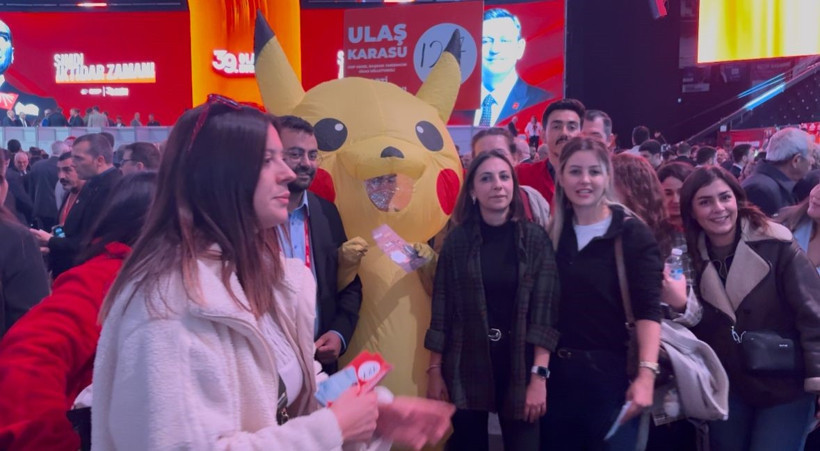 CHP Kurultayı'na bir kişi Pikachu kostümüyle katıldı - Resim : 1