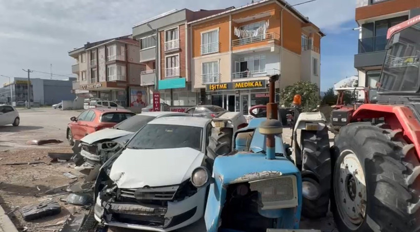 Kontrolden çıkan TIR, park halindeki araçları biçti! - Resim : 1