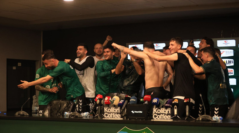 İsmet Taşdemir’den unutamayacağı basın toplantısı! Nasıl ıslandı belli değil! - Resim: 37