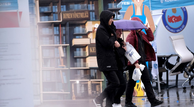 Kitap sevgisi engel tanımıyor... Yağmura aldırış etmediler - Resim: 1