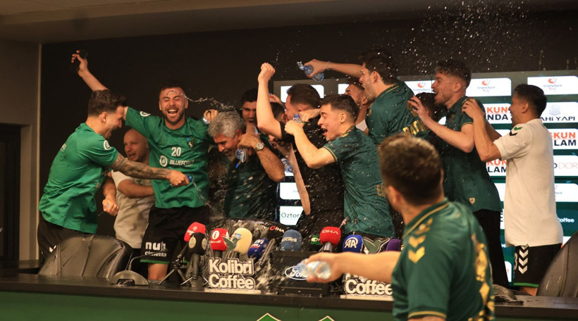 İsmet Taşdemir’den unutamayacağı basın toplantısı! Nasıl ıslandı belli değil! - Resim: 17