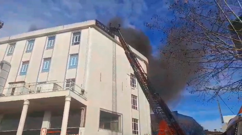İstanbul'da tekstil atölyesi alev alev yandı! - Resim : 1