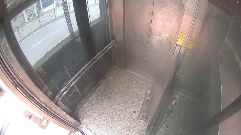 Ne istiyorsunuz asansörlerden? Asansörün kabinini tekmeledi! - Resim : 3