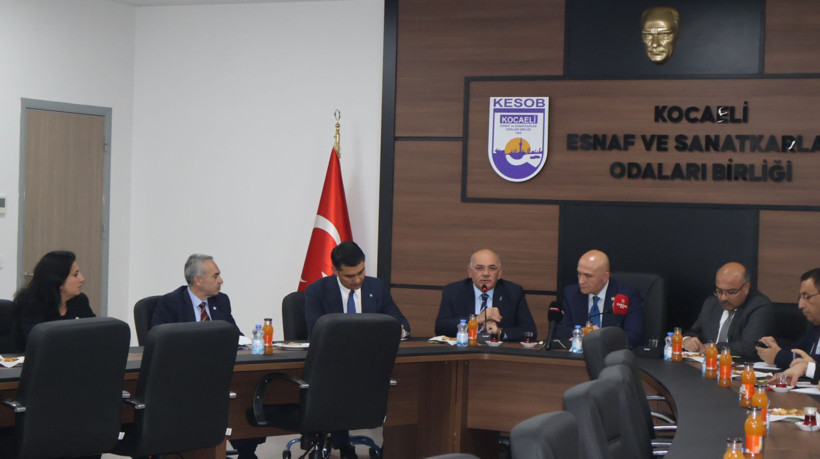 İYİ Parti heyetinin yanında Tahir Büyükakın’a teşekkür etti - Resim : 2