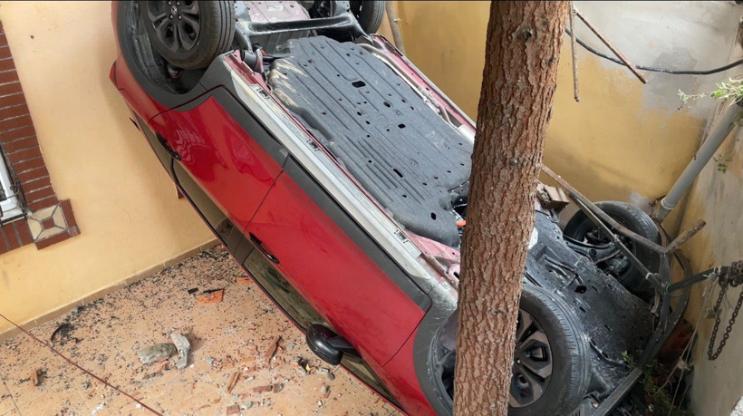 Fren yerine gaza bastı! Bahçeye uçtu! - Resim : 1