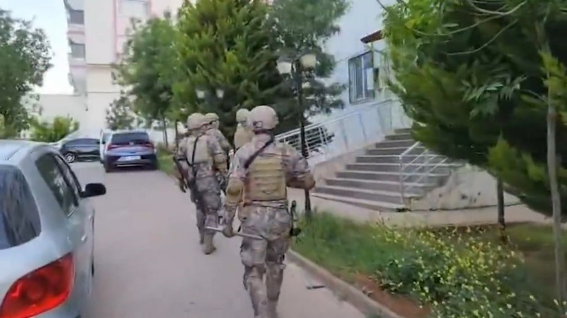 Aralarında Kocaeli'nin de bulunduğu illerde FETÖ operasyonu! Yüzlerce klasör, uzun uzadıya kuyruklar - Resim : 5