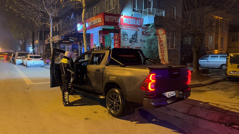 Polisi görünce aracı da içindeki kadını da bırakıp kaçtı! - Resim : 1
