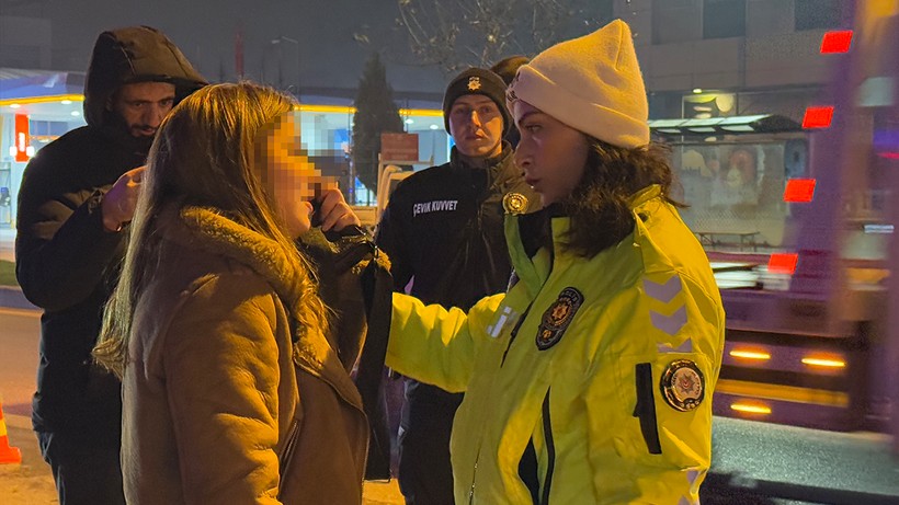 Polisi görünce aracı da içindeki kadını da bırakıp kaçtı! - Resim : 2