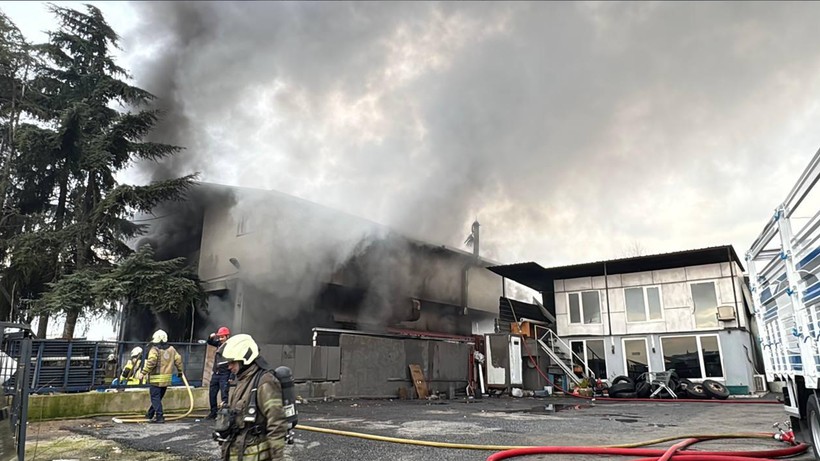 İstanbul'da yangın: İş yeri alevlere teslim oldu! - Resim : 1