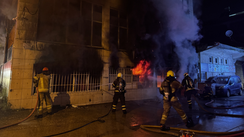 Bursa'da yangın paniği: Tekstil atölyesi alevlerin esiri oldu! - Resim : 1
