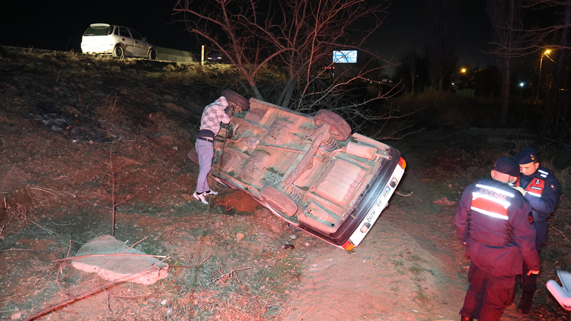 Şarampole devrilen otomobil ağaca çarparak durabildi: 3 yaralı - Resim : 1