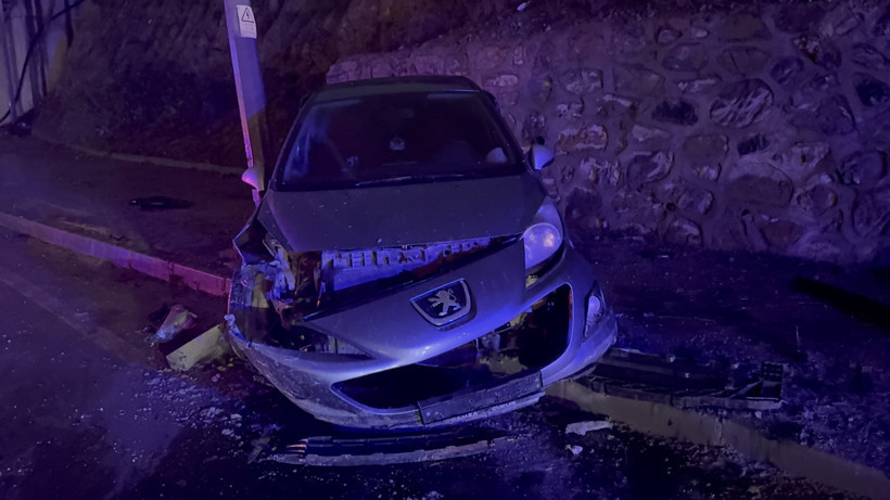 Otomobil ile çarpışan hafif ticari araç yan yattı: 5 yaralı - Resim : 1