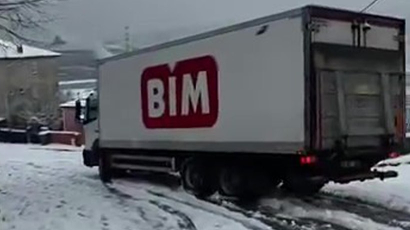 Karlı yolda rampa aşağı inmeye çalıştı, kazaya davetiye çıkardı - Resim : 1