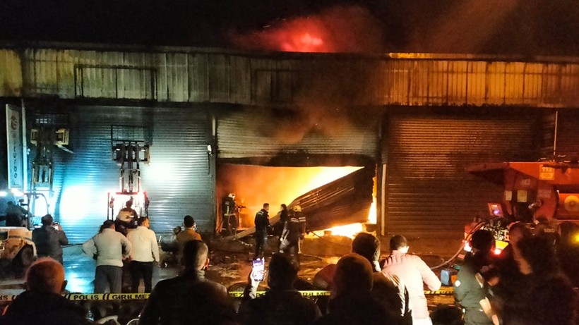 Antalya'da sanayi sitesinde yangın çıktı! - Resim : 1