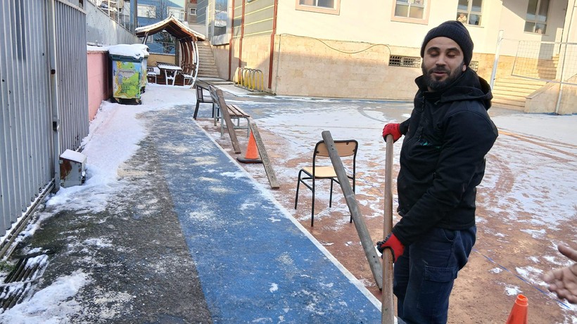 İzmit Belediyesi karla mücadele çalışmalarına devam ediyor! - Resim : 1