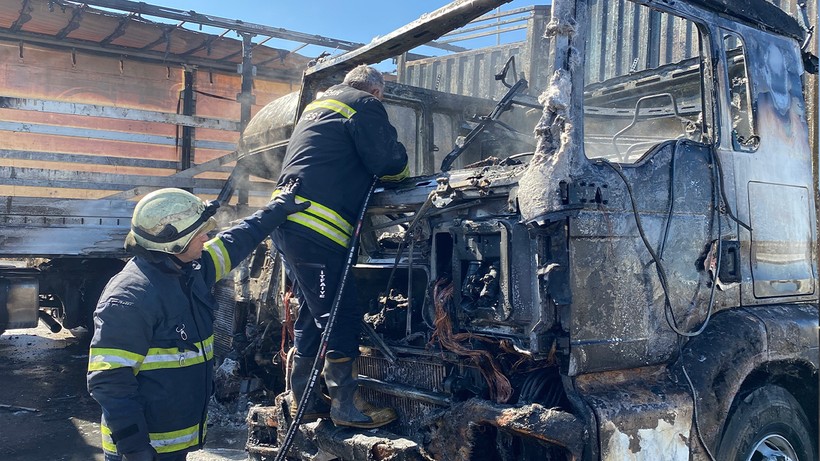 Eskişehir'de korku dolu anlar: TIR'lar peş peşe yanmaya başladı - Resim : 1