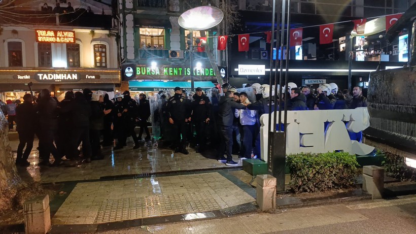 İzmit’te yürümek isteyen gruba polis müdahalesi - Resim : 10